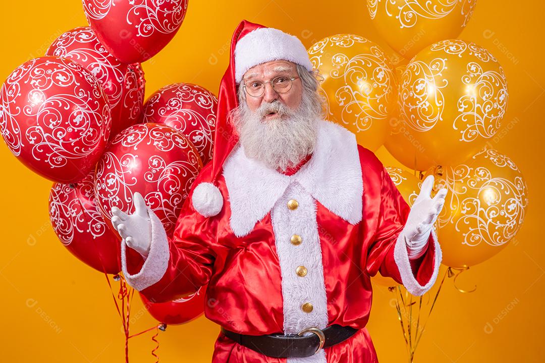 Papai Noel com alguns balões ao fundo