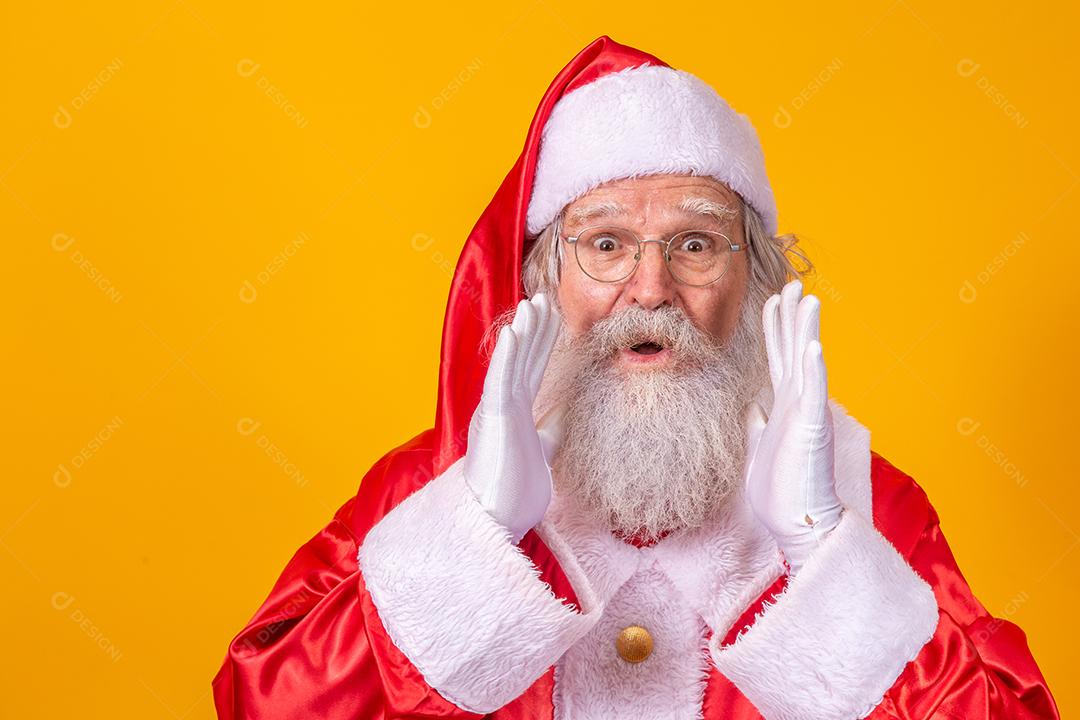expressivo Papai Noel com a mão na boca animado com a promoção de Natal