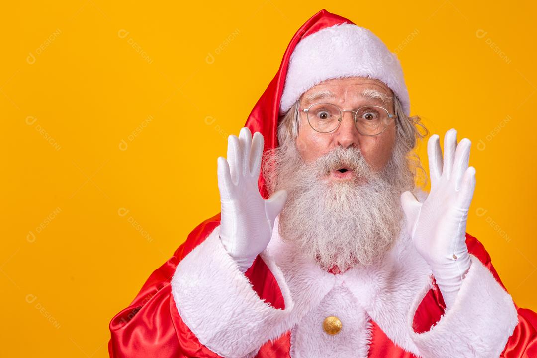 expressivo Papai Noel com a mão na boca animado