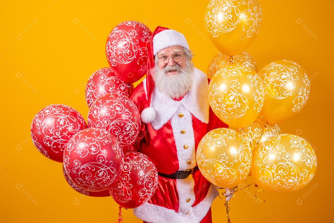 Papai Noel com alguns balões ao fundo