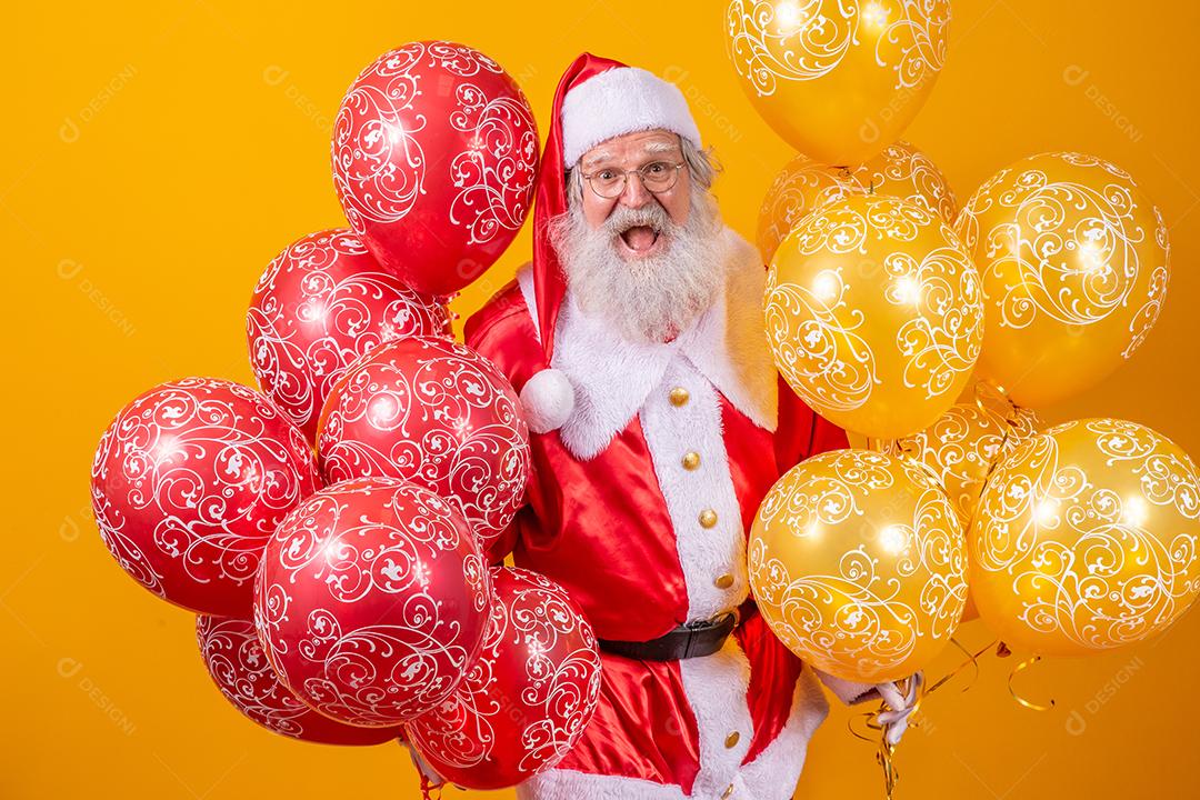 Papai Noel com alguns balões ao fundo