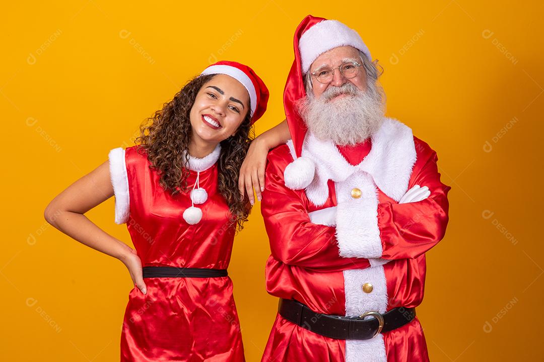 Verdadeiro Papai Noel com uma jovem afro com cabelo encaracolado