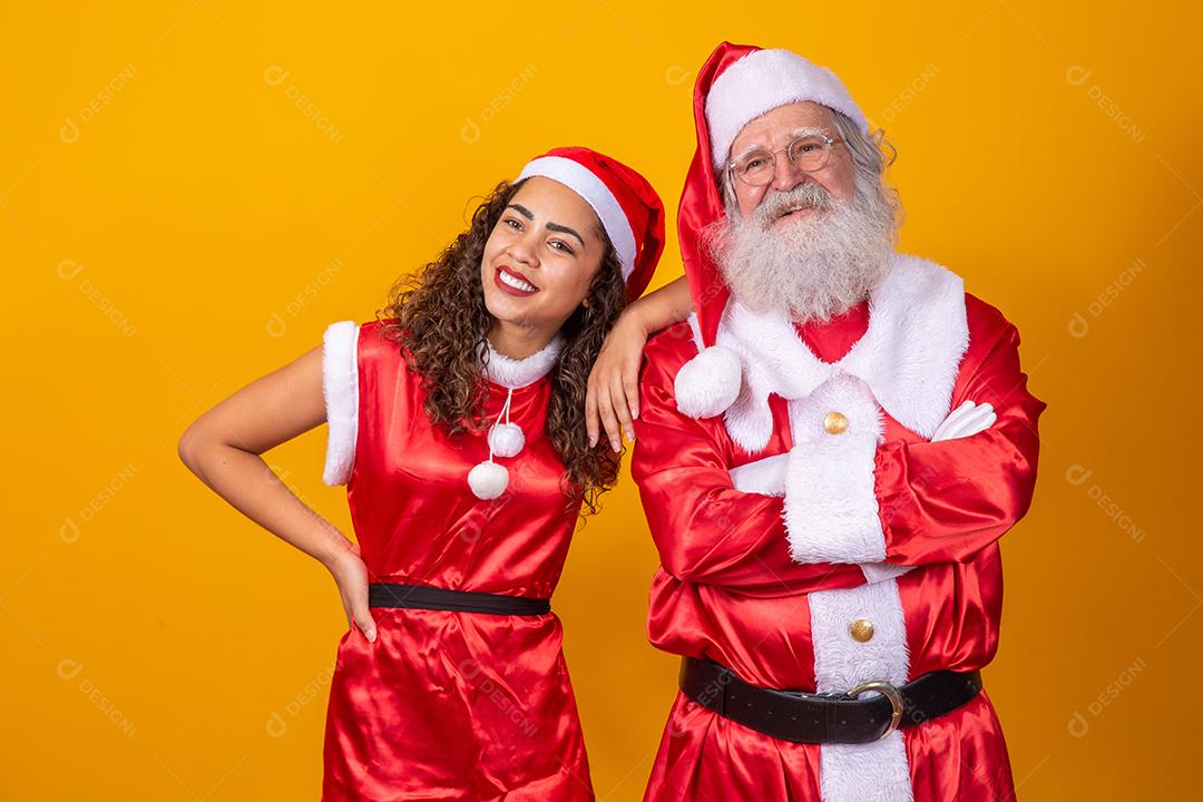 Verdadeiro Papai Noel com uma jovem afro com cabelo encaracolado