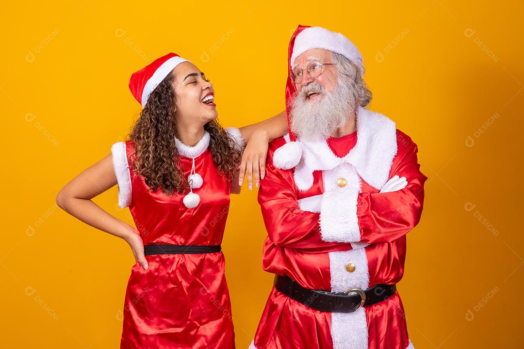 Verdadeiro Papai Noel com uma jovem afro com cabelo encaracolado