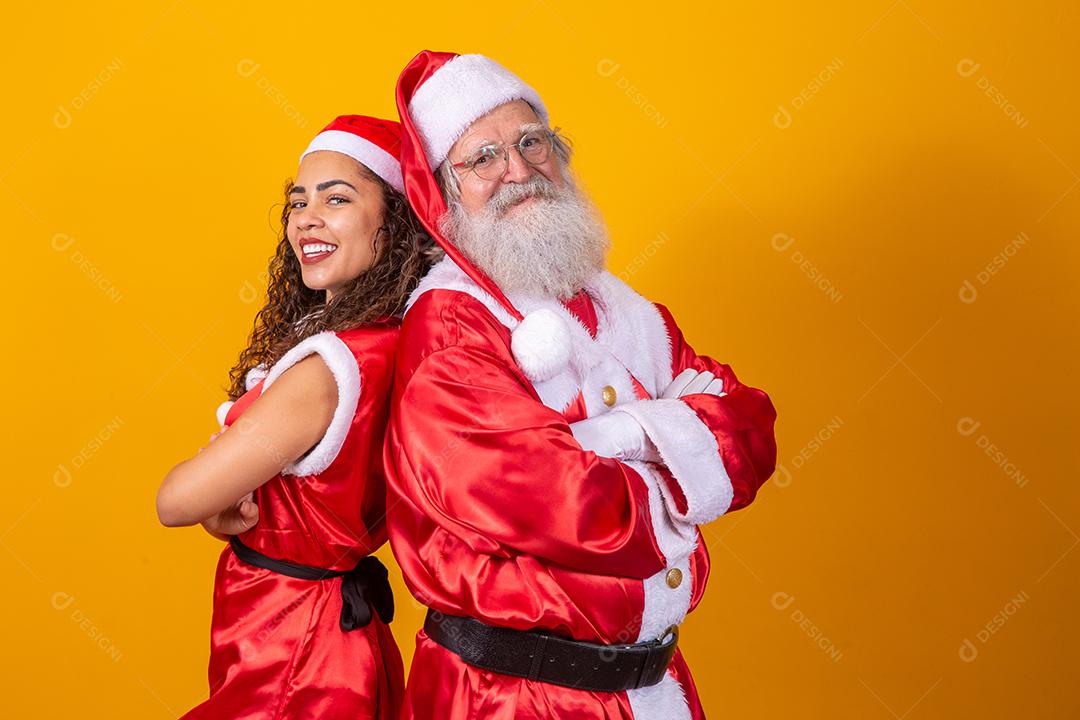 Feliz Natal. Jovem noelete e verdadeiro Papai Noel sorrindo olhando para a câmera