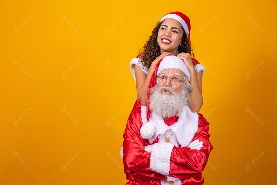 Papai Noel e noelete em clima de feliz natal. Feliz Natal