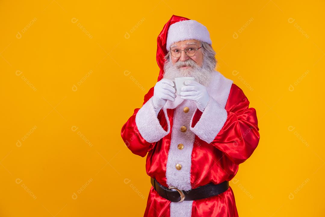 Verdadeiro Papai Noel segurando uma xícara de café