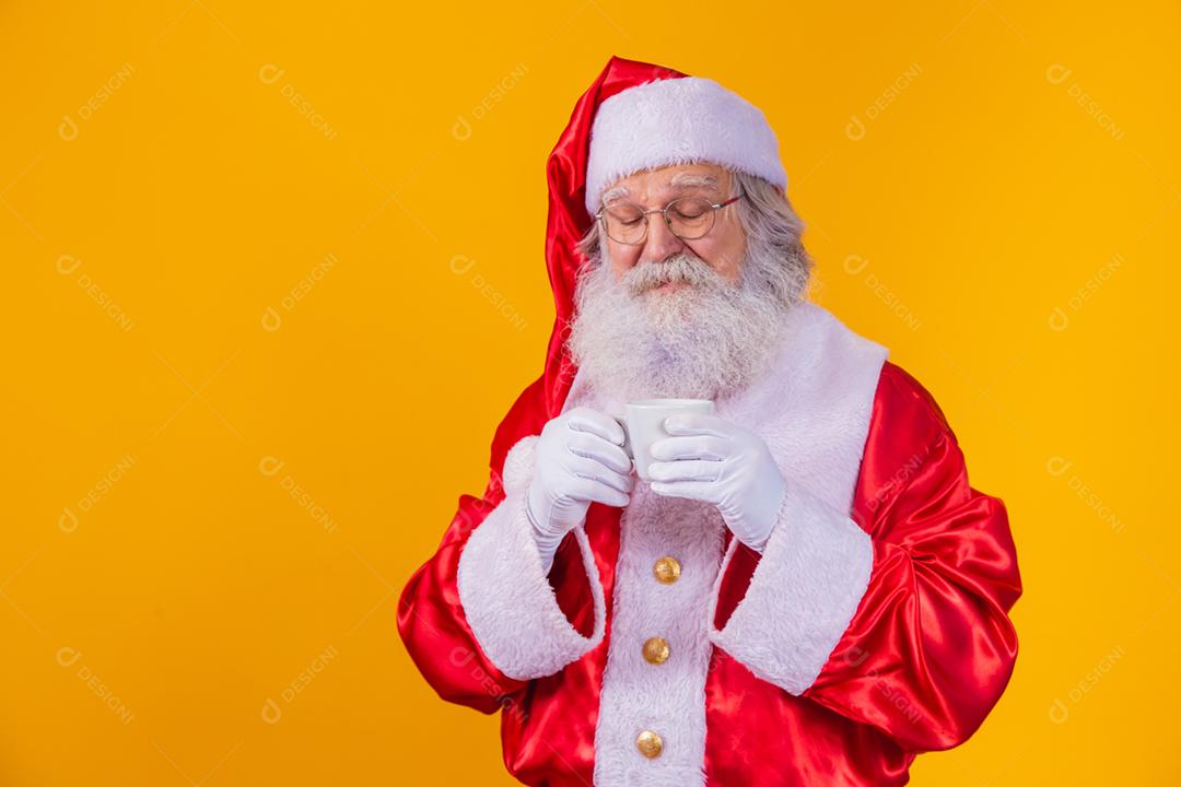Verdadeiro Papai Noel segurando uma xícara de café