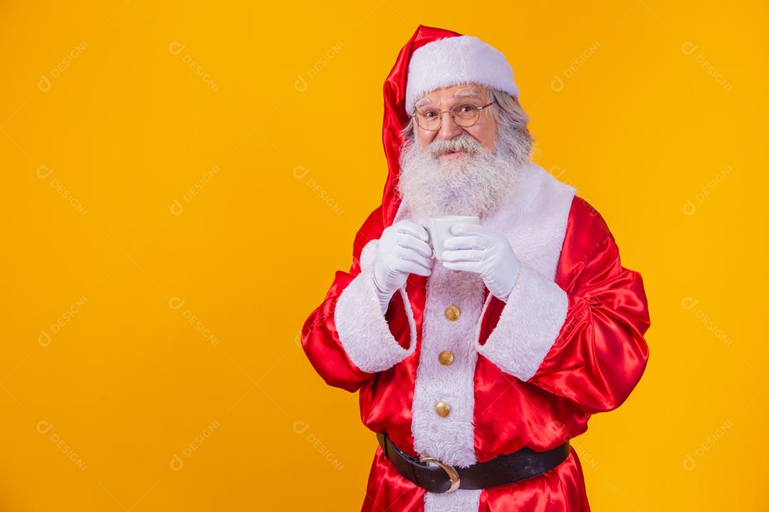 Verdadeiro Papai Noel segurando uma xícara de café