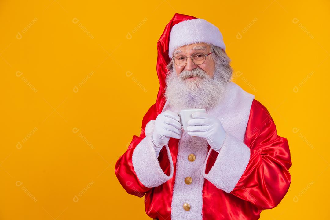 Verdadeiro Papai Noel segurando uma xícara de café
