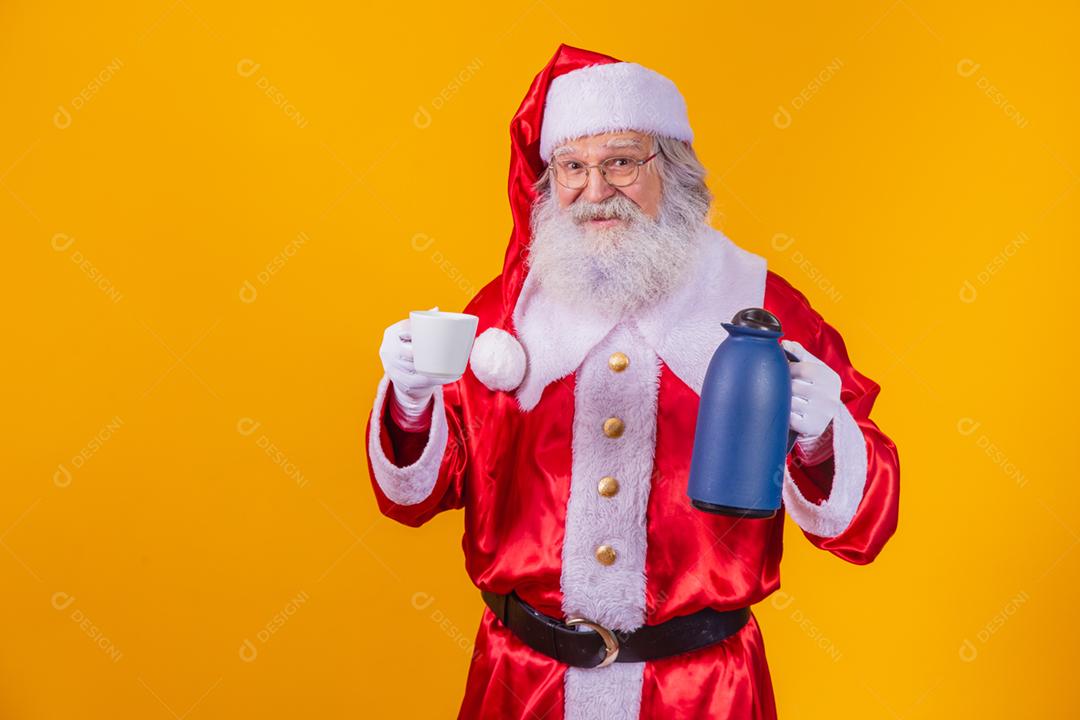 verdadeiro Papai Noel segurando a garrafa de café e uma xícara