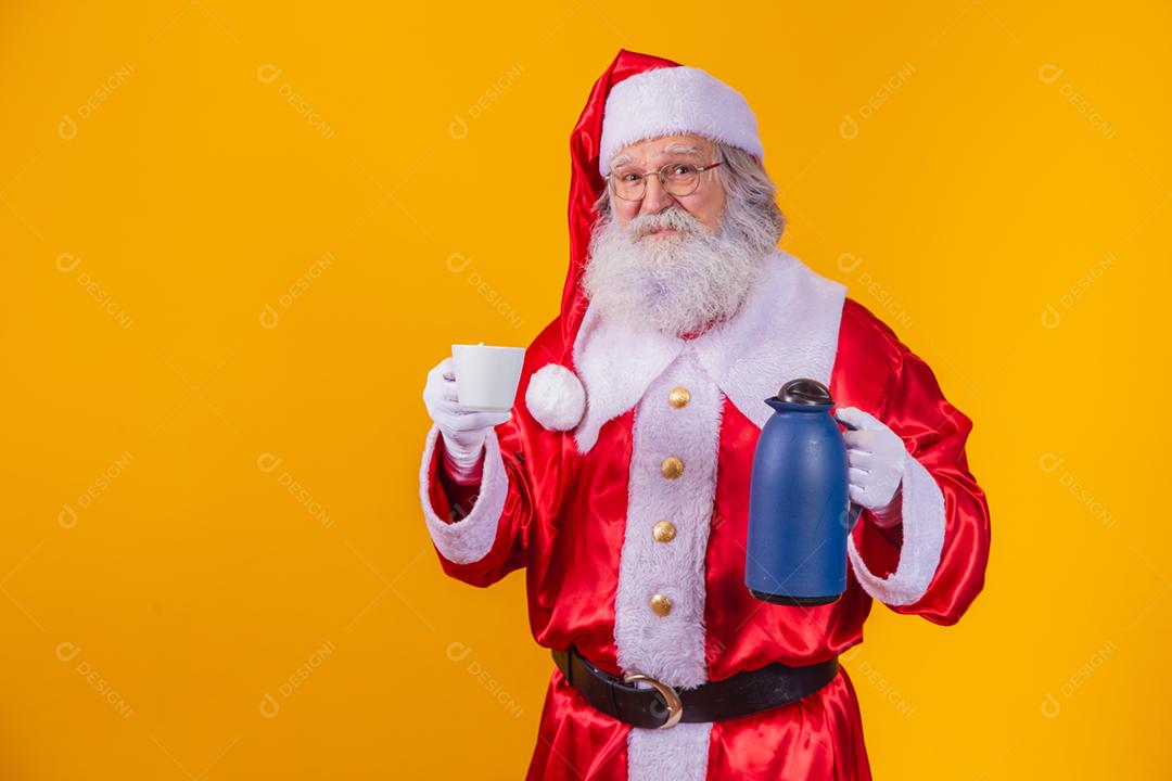 verdadeiro Papai Noel segurando a garrafa de café e uma xícara