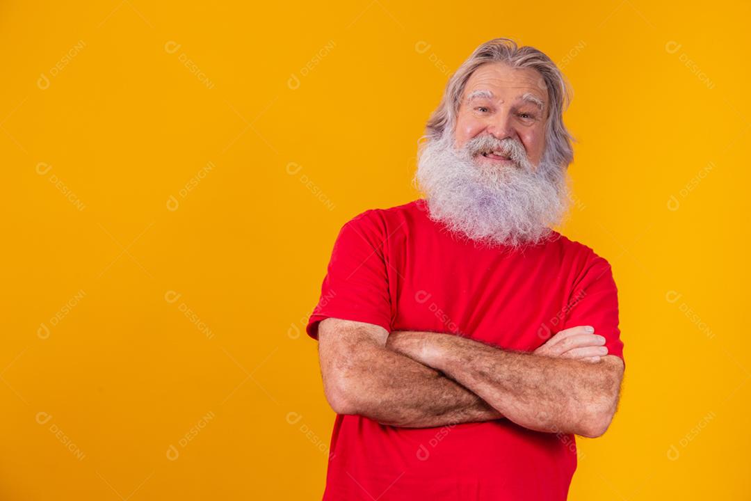 velho com barba longa com os braços cruzados, olhando para a câmera