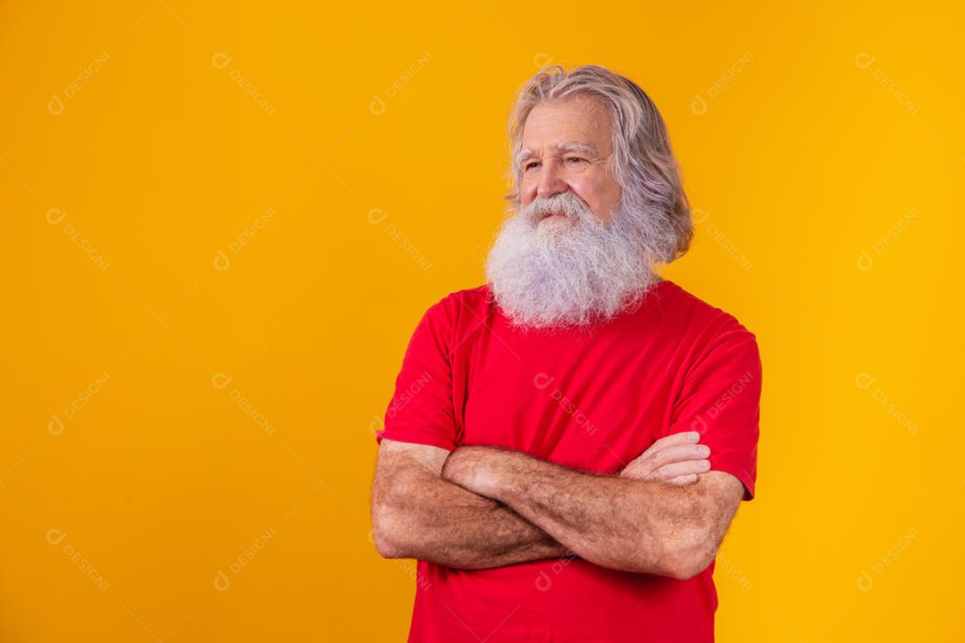 velho com barba longa com os braços cruzados, olhando para a câmera