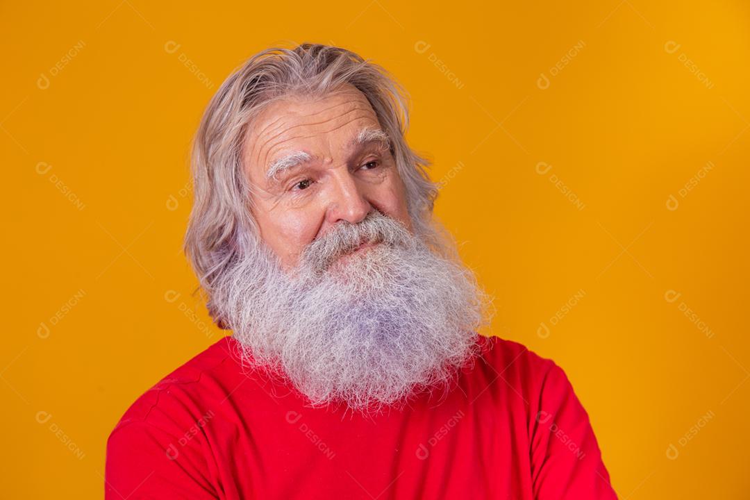 closeup de um homem barbudo caucasiano idoso em fundo amarelo
