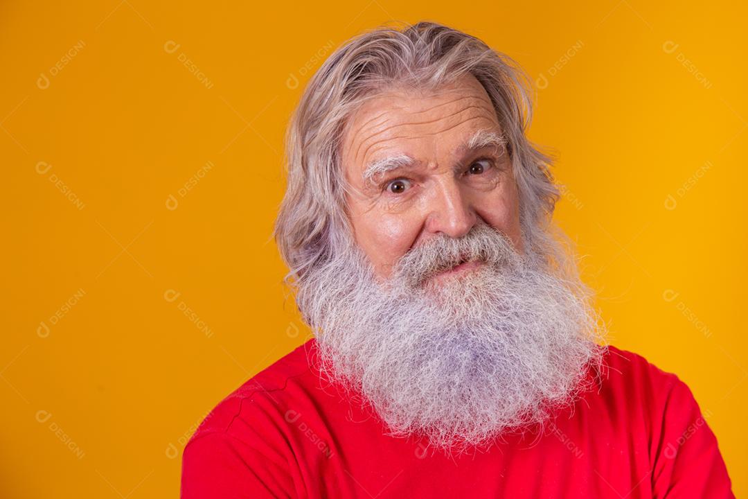 closeup de um homem barbudo caucasiano idoso em fundo amarelo