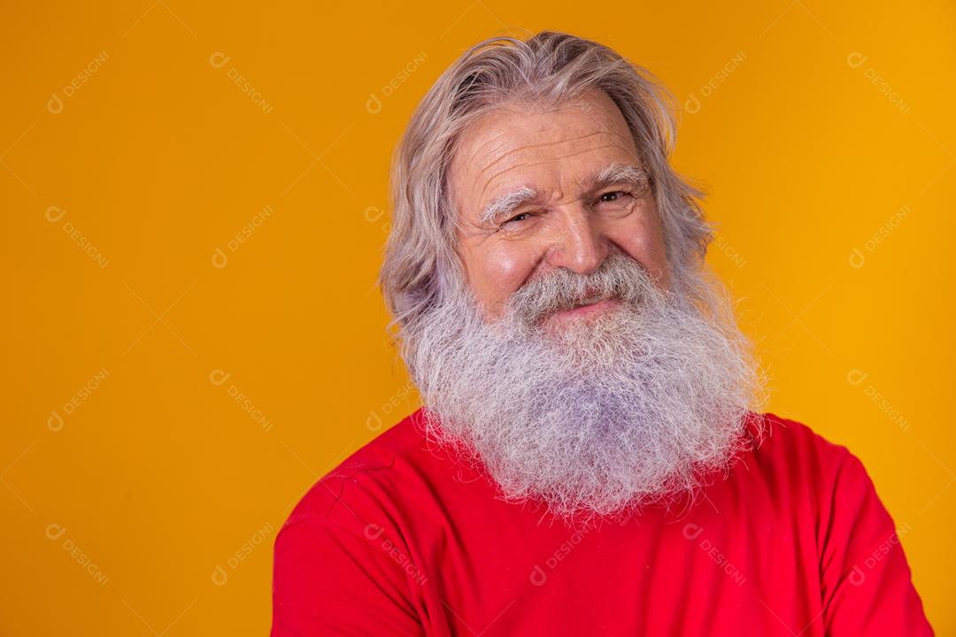 closeup de um homem barbudo caucasiano idoso em fundo amarelo