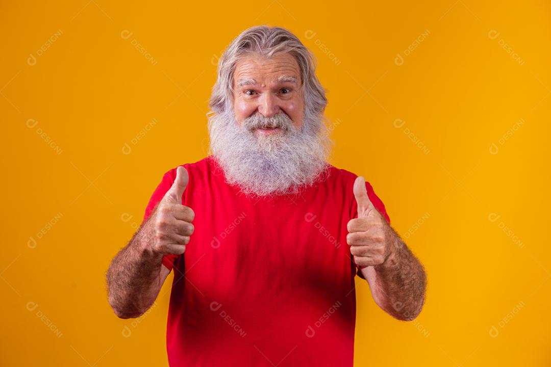 Velho com uma longa barba em um fundo amarelo. Polegar para cima.