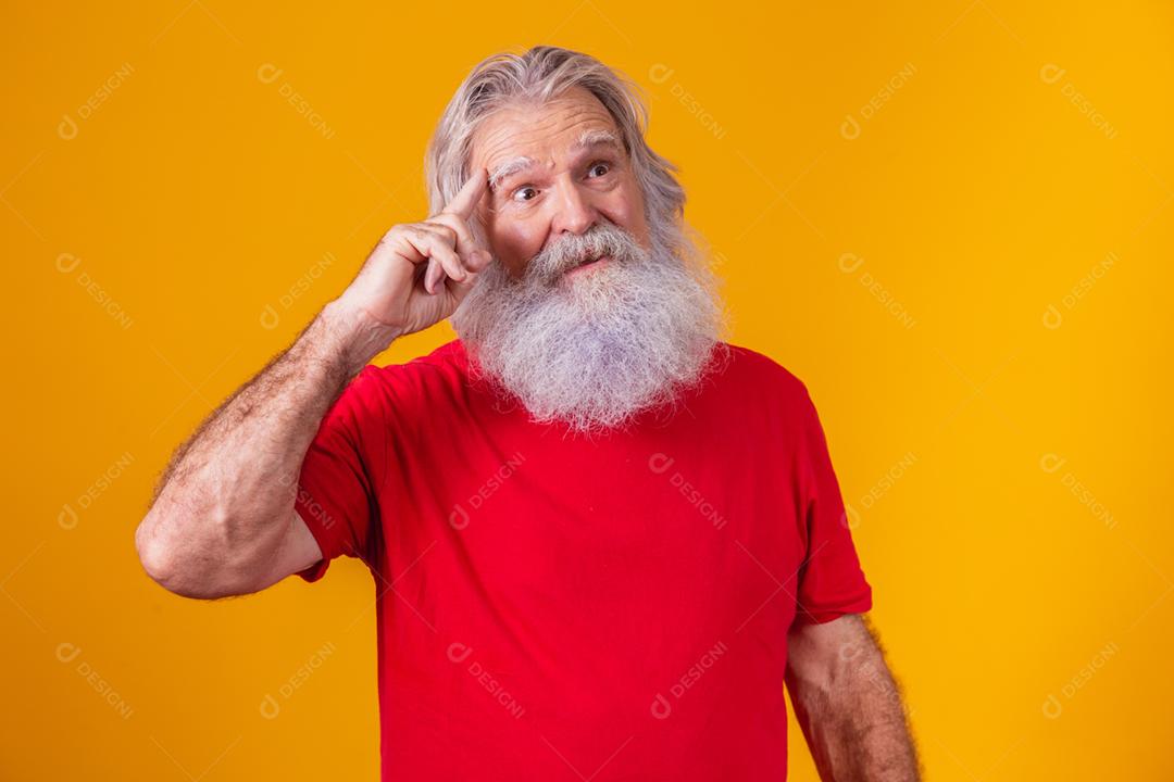 velho com barba longa com os dedos na lateral da testa