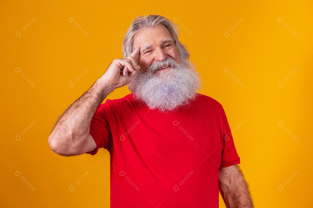 velho com barba longa com os dedos na lateral da testa