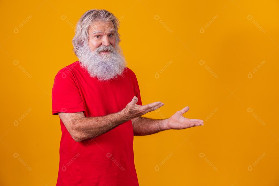 Velho com uma longa barba apontando para o lado em um fundo amarelo