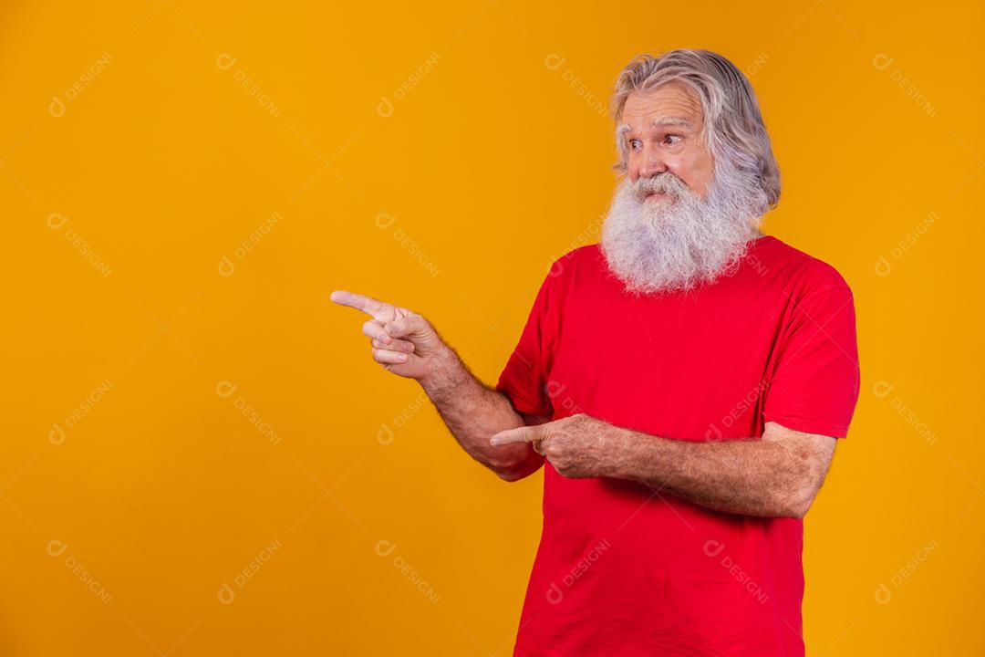 Velho com uma longa barba apontando para o lado em um fundo amarelo