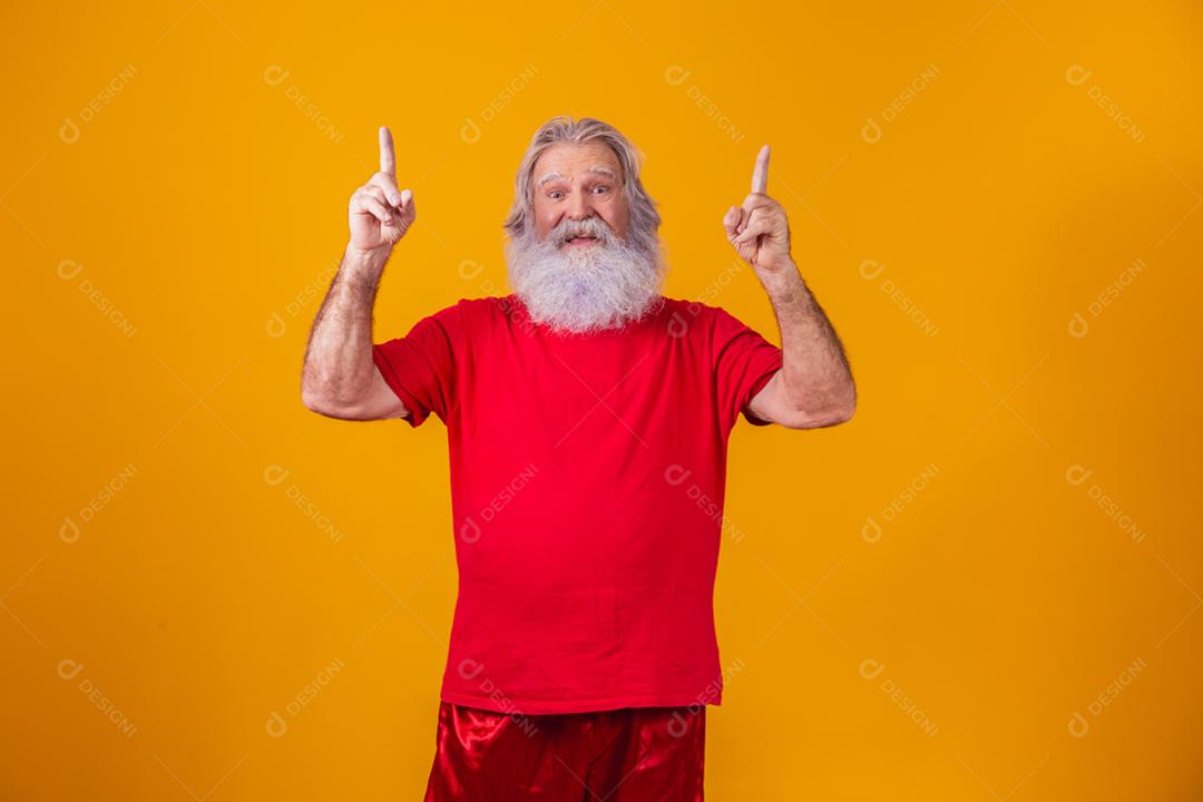 velho com barba longa com os dedos apontando para cima no espaço livre