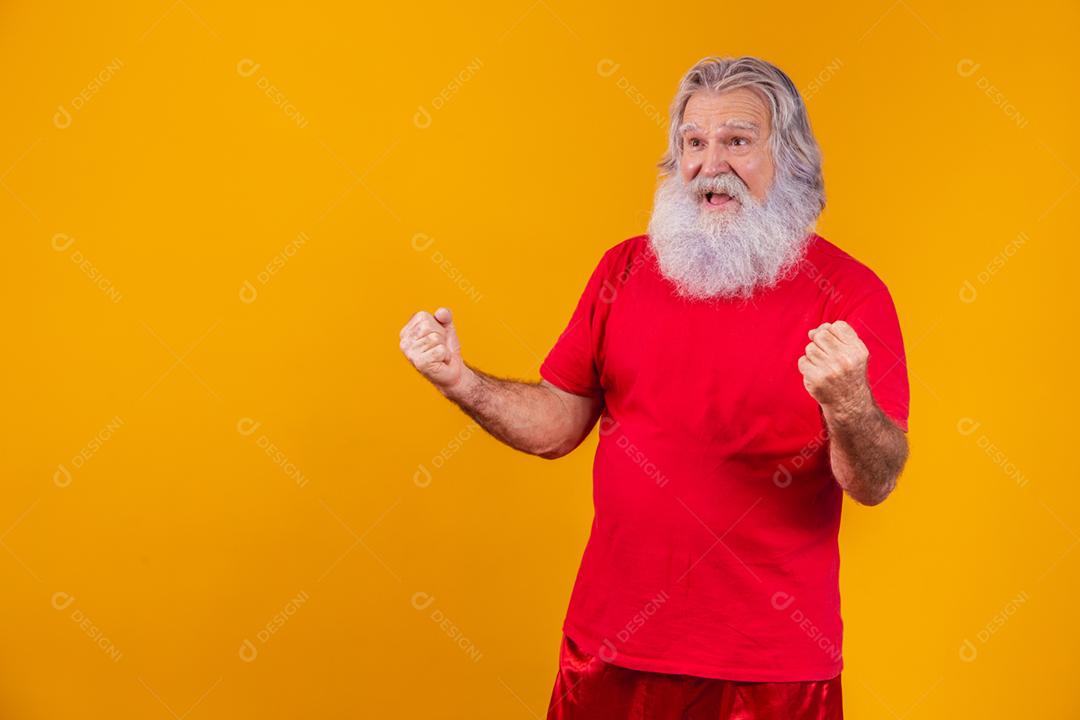 oh sim! Homem idoso com barba longa comemorando a vitória.