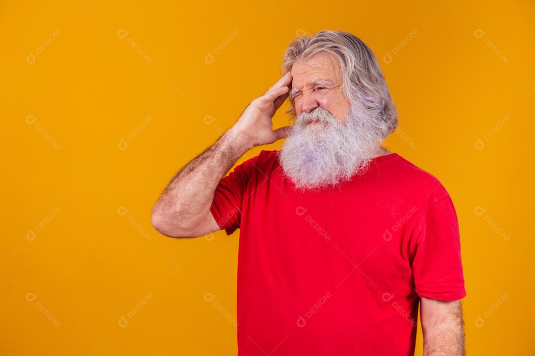 velho com barba longa com a mao na cabeça  no espaço livre