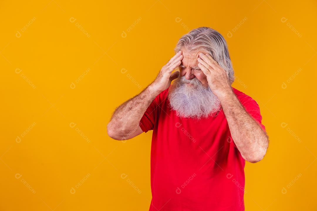 velho com barba longa com a mao na cabeça  no espaço livre