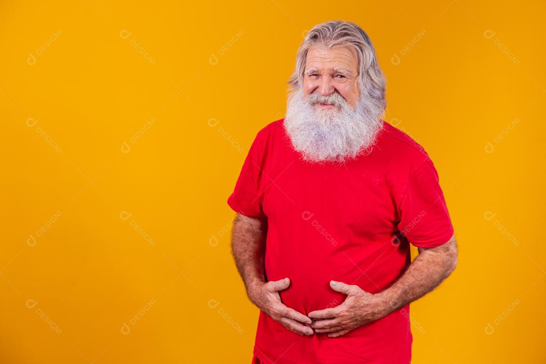 O homem idoso está sofrendo de problemas de digestão e estômago