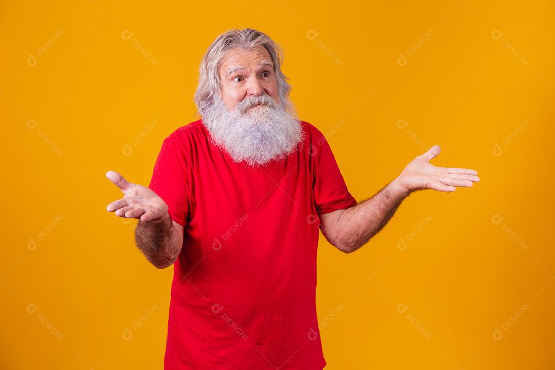 Não sei. Homem idoso caucasiano confuso no backgrou amarelo