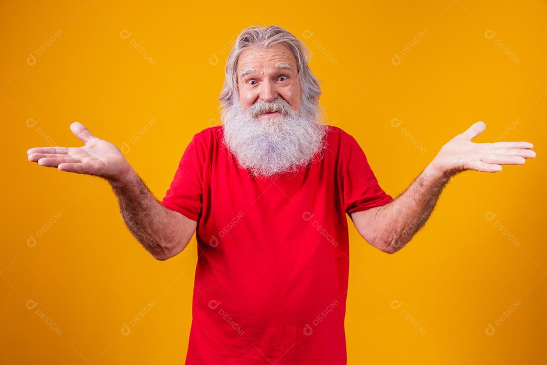 Não sei. Homem idoso caucasiano confuso no backgrou amarelo