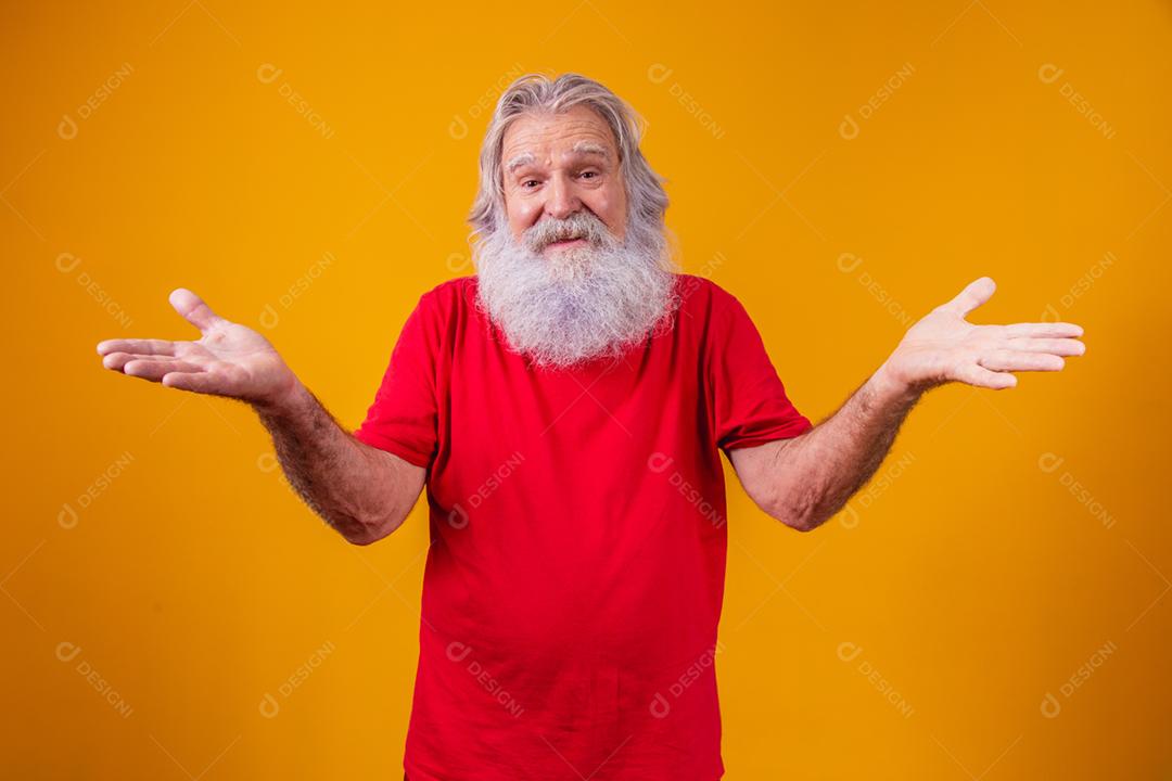 Não sei. Homem idoso caucasiano confuso no backgrou amarelo