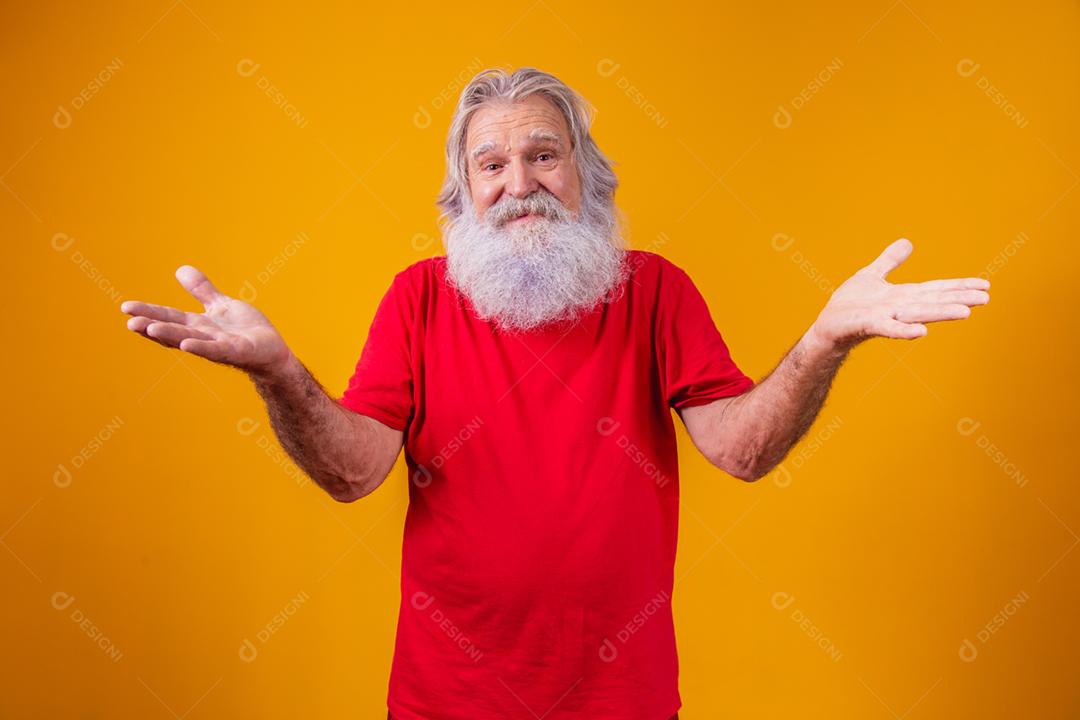 Não sei. Homem idoso caucasiano confuso no backgrou amarelo