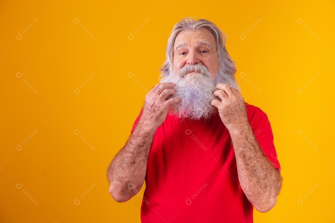 Um homem barbudo coçando o rosto por causa da coceira na barba.