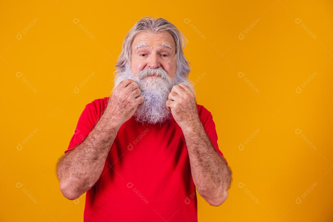 Um homem barbudo coçando o rosto por causa da coceira na barba.