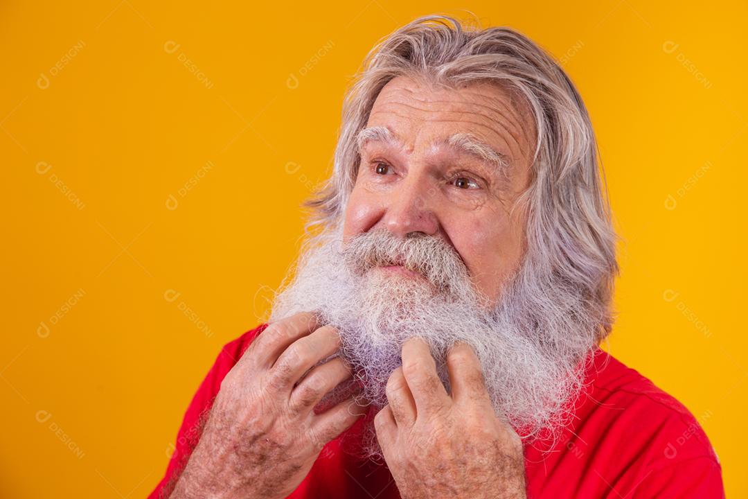 Um homem barbudo coçando o rosto por causa da coceira na barba.