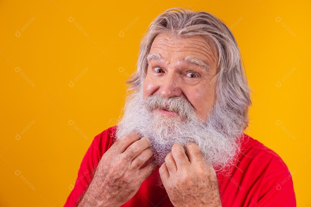 Um homem barbudo coçando o rosto por causa da coceira na barba.