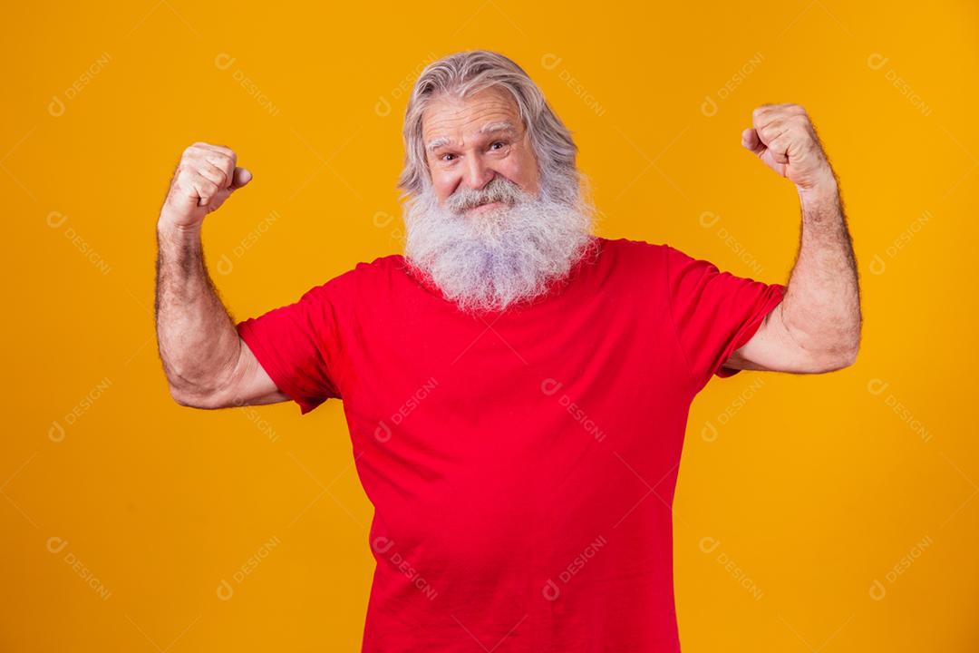 Um homem barbudo coçando o rosto por causa da coceira na barba.