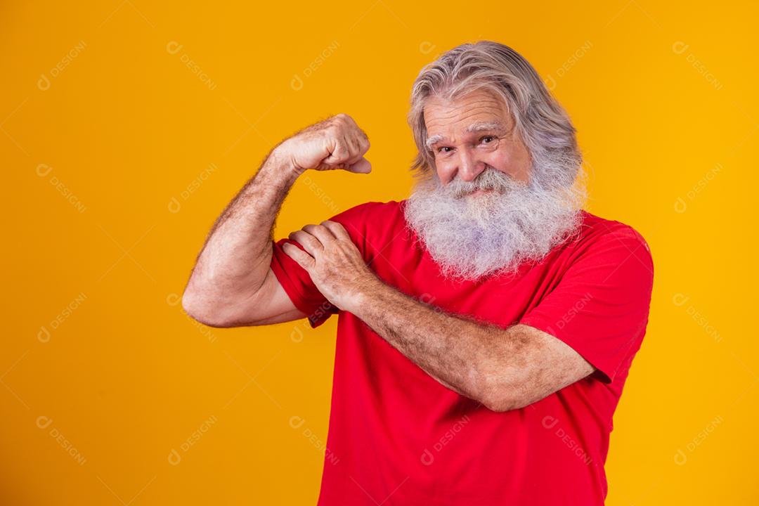 Velho com longa barba branca mostrando sua força com os braços