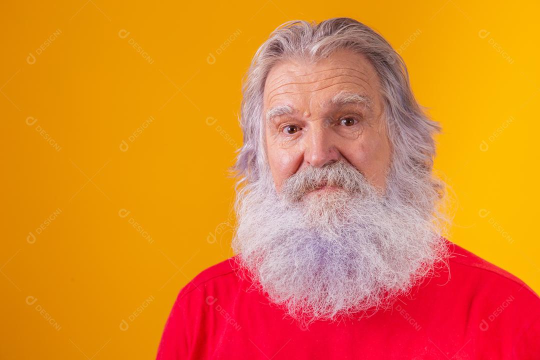 closeup de um homem barbudo caucasiano idoso em fundo amarelo