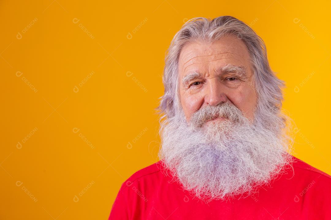 closeup de um homem barbudo caucasiano idoso em fundo amarelo