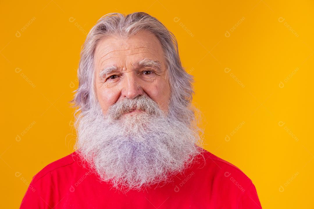 closeup de um homem barbudo caucasiano idoso em fundo amarelo