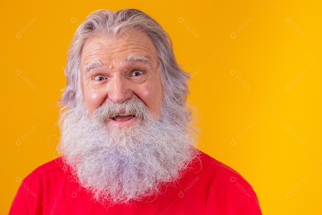 closeup de um homem barbudo caucasiano idoso em fundo amarelo