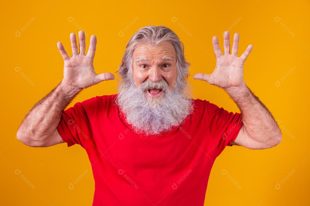 closeup de homem idoso fazendo caretas