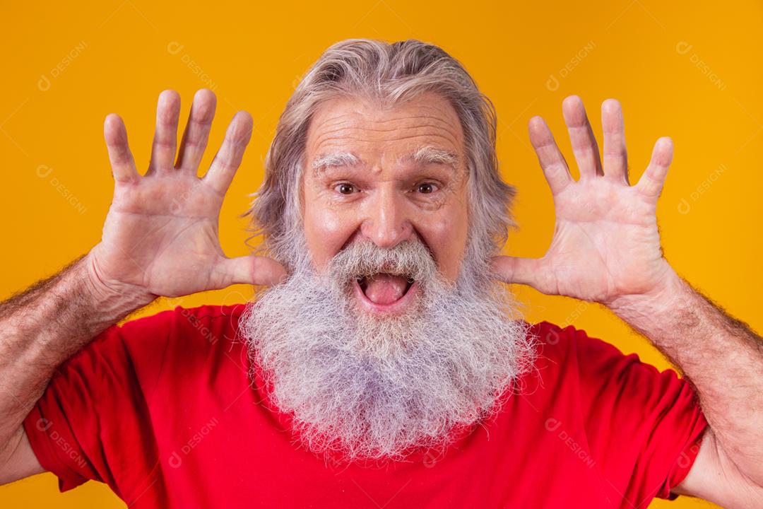 closeup de homem idoso fazendo caretas