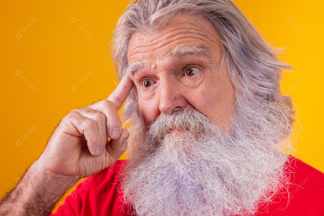 closeup de homem idoso com problemas pensativos.