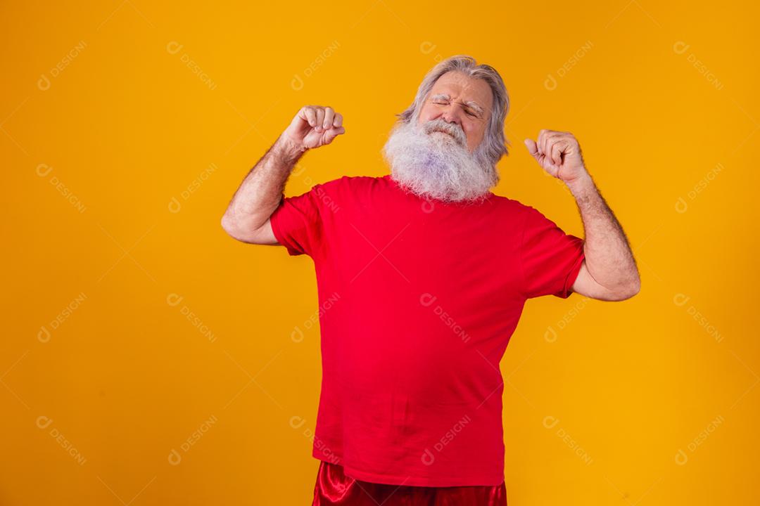 Papai Noel em fundo amarelo segurando balões vermelhos.