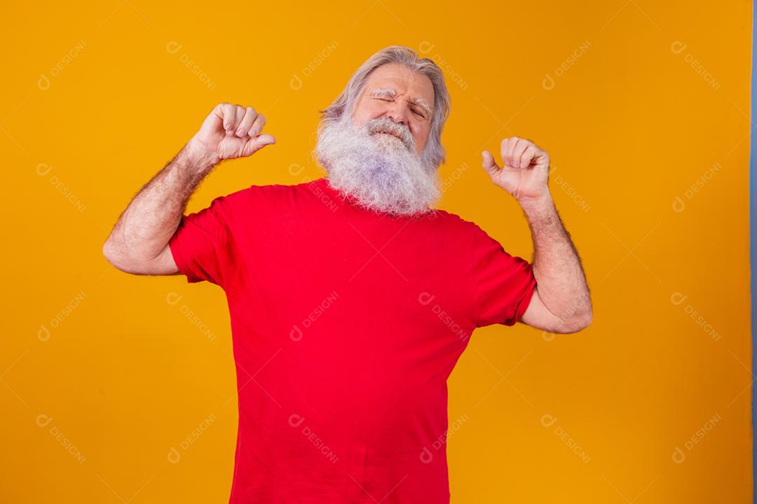 velho se esticando assim que acordou